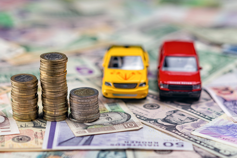 car and money concept 9RQ8WYV car and money concept 9RQ8WYV